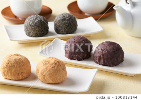 粒あん、黒ゴマ、きなこ 三種類のおはぎ 粒あん、黒ゴマ、きなこ 三種類のおはぎ 100813144