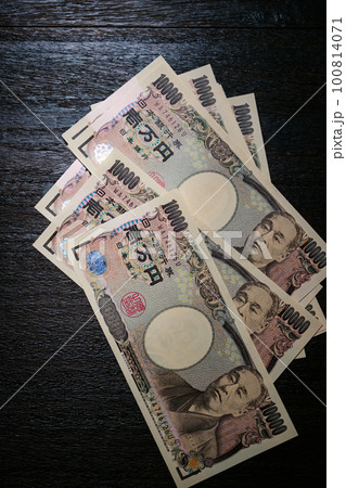 暗い背景に紙幣 100814071