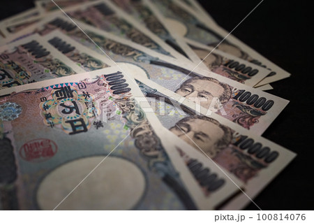 暗い背景に紙幣 暗い背景に紙幣 100814076