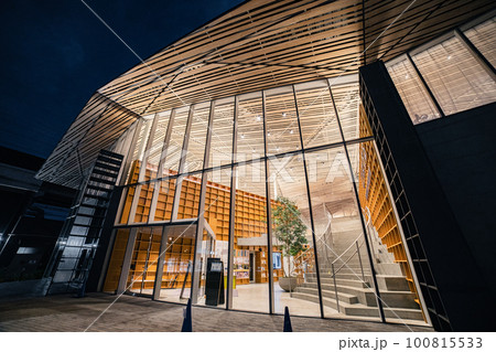 那須塩原市図書館みるるの夜の外観 那須塩原市図書館みるるの夜の外観 100815533