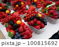 パックに入ったベリー 100815692