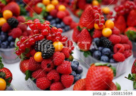 パックに入ったベリー 100815694