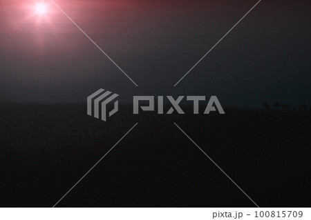 日が沈む砂漠 日が沈む砂漠 100815709