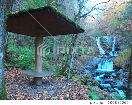 紅葉の御岳県立自然公園 油木沢のこもれびの滝と東屋 紅葉の御岳県立自然公園 油木沢のこもれびの滝と東屋 100816066