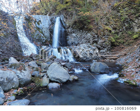 紅葉の御岳県立自然公園 油木沢のこもれびの滝 紅葉の御岳県立自然公園 油木沢のこもれびの滝 100816069