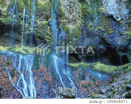 紅葉の御岳県立自然公園　油木沢の不易の滝の白い流れ 100816071