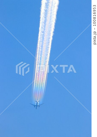 蒼い空に輝く… 虹色の飛行機雲 蒼い空に輝く… 虹色の飛行機雲 100816953