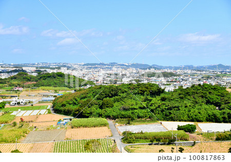 八重瀬町から南風原町／黄金森方面を望む(沖縄県八重瀬町)【2023.2】 100817863