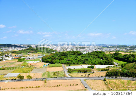 八重瀬町から南風原町／黄金森方面を望む(沖縄県八重瀬町)【2023.2】 100817864