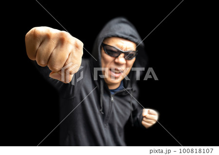 殴り掛かる男性 殴り掛かる男性 100818107