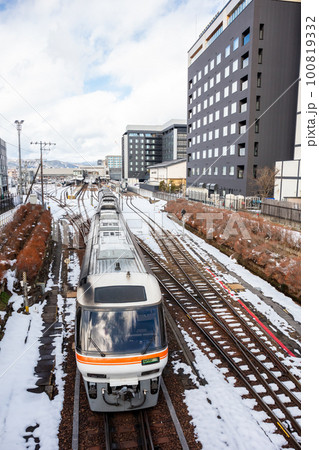 【高山本線】高山駅へ入線する特急ひだ12号 【高山本線】高山駅へ入線する特急ひだ12号 100819332