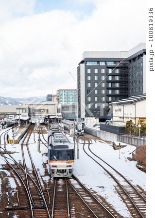 【高山本線】高山駅へ入線する特急ひだ12号 100819336