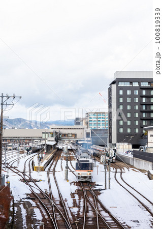 【高山本線】高山駅を発車する特急ひだ12号 100819339