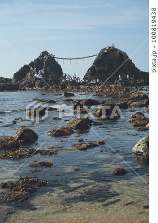 福岡県糸島市の観光名所 桜井二見ヶ浦 夫婦岩大注連縄掛け祭り 100819438