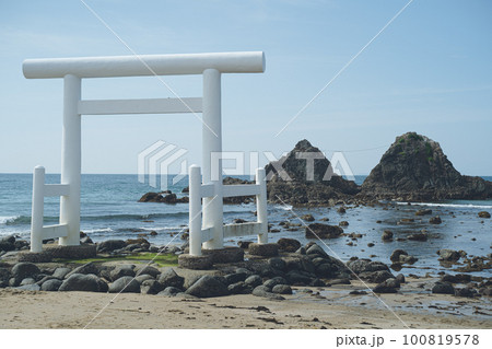 福岡県糸島市の観光名所 桜井二見ヶ浦の夫婦岩の風景 福岡県糸島市の観光名所 桜井二見ヶ浦の夫婦岩の風景 100819578