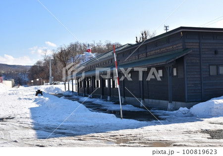 雪の残る旧増毛駅と増毛灯台　北海道 100819623