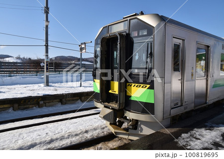 3月の比布駅ホームの宗谷本線車両 北海道 3月の比布駅ホームの宗谷本線車両 北海道 100819695