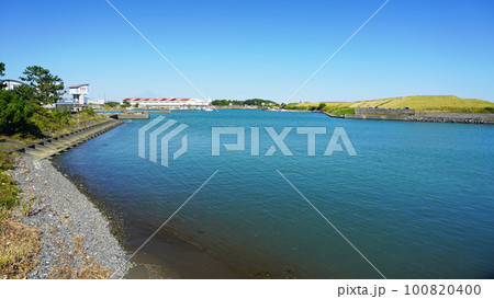 静岡県吉田町の風景(吉田漁港から見た湾内) 静岡県吉田町の風景(吉田漁港から見た湾内) 100820400