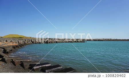 静岡県吉田町の風景(吉田漁港から見た湾内) 静岡県吉田町の風景(吉田漁港から見た湾内) 100820402