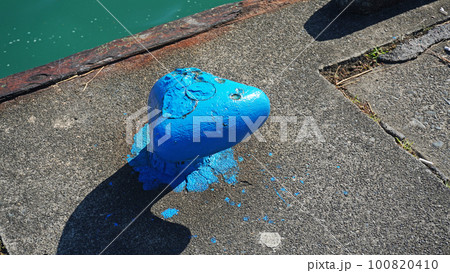 港に設置された青い係船柱 100820410