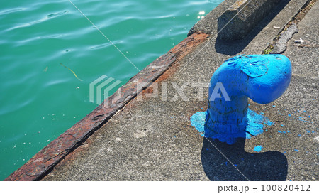 港に設置された青い係船柱 港に設置された青い係船柱 100820412