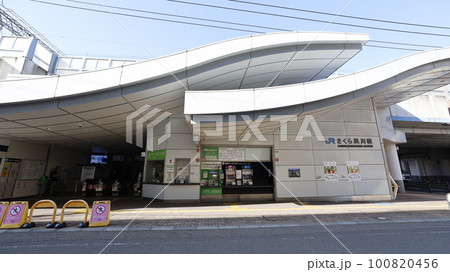 JR神戸線（東海道線線）のさくら夙川駅 100820456