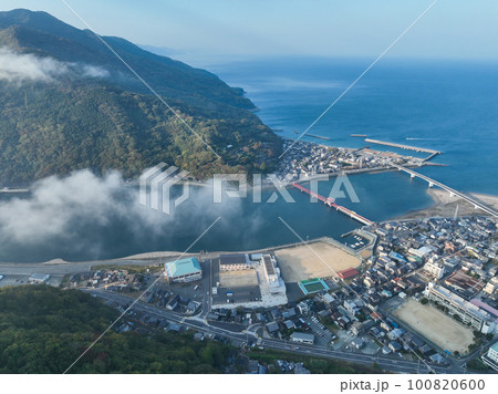 愛媛県大洲市 肱川あらし展望公園上空から見た肱川 愛媛県大洲市 肱川あらし展望公園上空から見た肱川 100820600