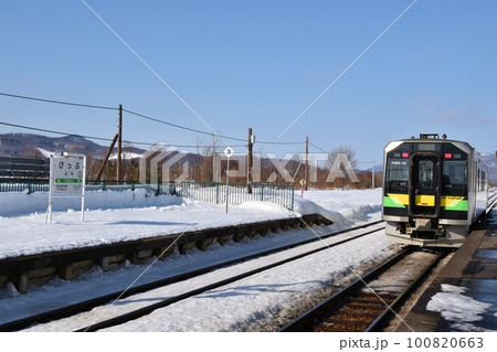 比布駅に入る宗谷本線車両　北海道 100820663