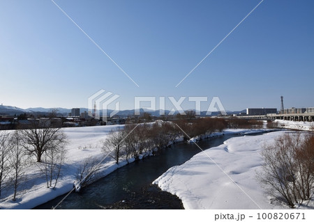 雪景色の旭川駅前の忠別川 北海道 雪景色の旭川駅前の忠別川 北海道 100820671