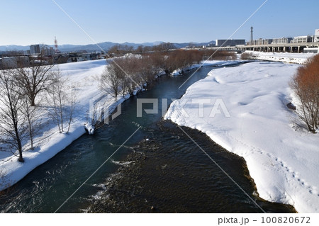 雪景色の旭川駅前の忠別川　北海道 100820672