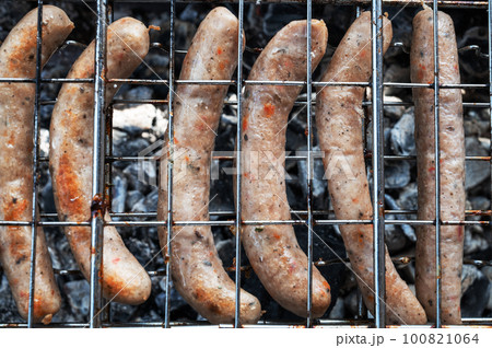 Grilled sausages with sauce and vegetable 100821064