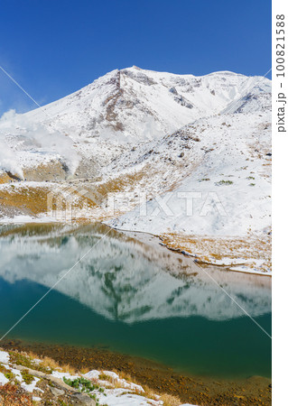 初雪の旭岳と姿見の池　北海道観光10月 100821588