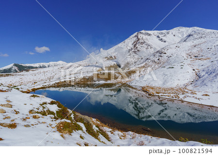 初雪の旭岳と姿見の池　北海道観光10月 100821594