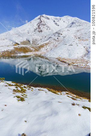 初雪の旭岳と姿見の池　北海道観光10月 100821596
