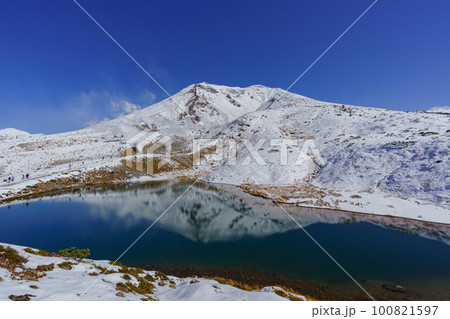 初雪の旭岳と姿見の池　北海道観光10月 100821597