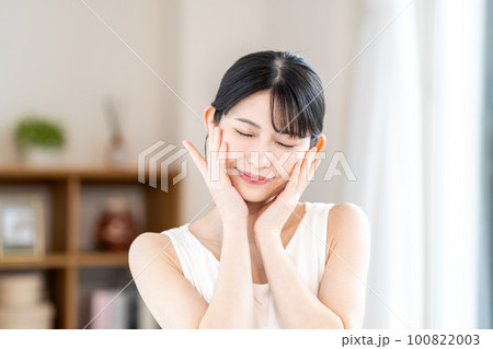 肌の潤いを実感する女性 100822003