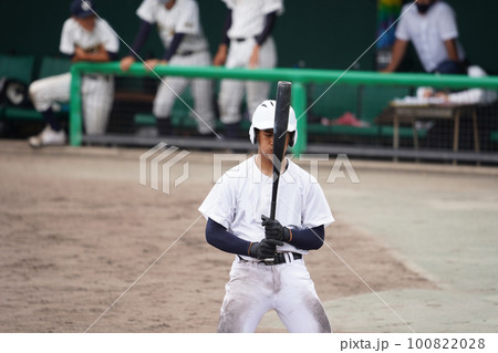 打席で集中するバッター（高校野球） 100822028