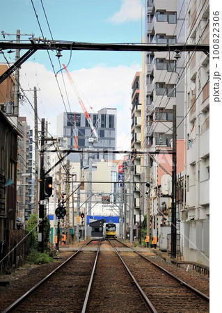 阪堺電車・恵美須町駅に停車する阪堺電車 阪堺電車・恵美須町駅に停車する阪堺電車 100822306