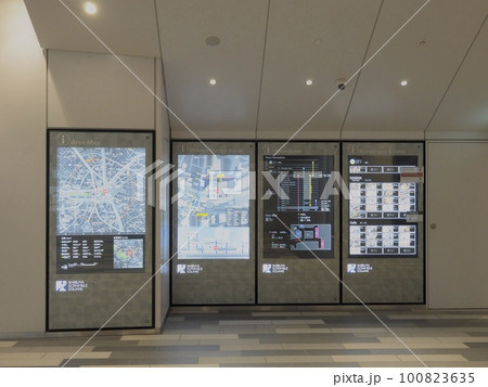 渋谷駅の地下通路。案内パネル。エリアマップ。 渋谷駅の地下通路。案内パネル。エリアマップ。 100823635