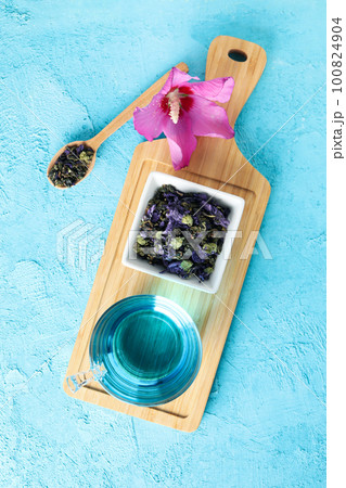 Concept of tasty hot drink, Anchan tea, top view 100824904
