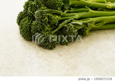 白背景のスティックセニョール 茎ブロッコリー 白背景のスティックセニョール 茎ブロッコリー 100825326