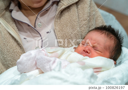 新生児　生後0ヶ月　赤ちゃん 100826197