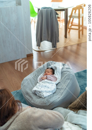 新生児　生後0ヶ月　赤ちゃん 100826206