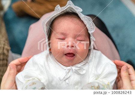 新生児　生後0ヶ月 赤ちゃん 100826243