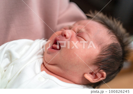 新生児　生後0ヶ月 赤ちゃん 100826245
