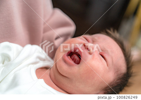 新生児　生後0ヶ月 赤ちゃん 100826249