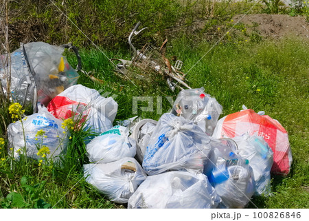 不法投棄されたゴミ 不法投棄されたゴミ 100826846