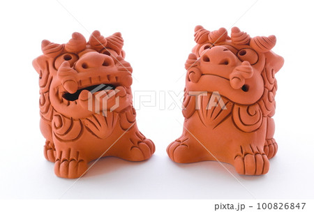 白背景に並ぶシーサー 100826847