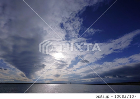 帯状の雲が放射状に広がった夕方の港・春・超広角・空主体・230318pm 帯状の雲が放射状に広がった夕方の港・春・超広角・空主体・230318pm 100827107