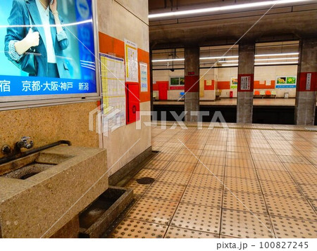 長野電鉄 権堂駅のホームと手洗所 長野電鉄 権堂駅のホームと手洗所 100827245
